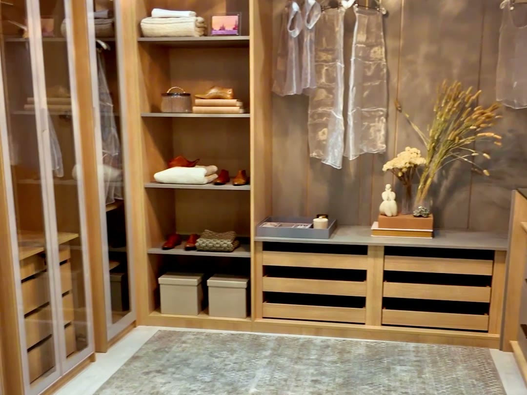 Closet planejado com prateleiras iluminadas, cabideiro e gaveteiro sob medida