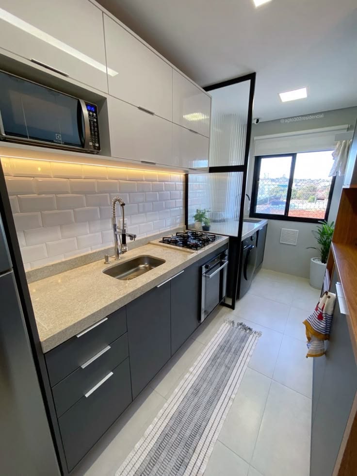 Cozinha planejada clara com bancada em granito e nicho de vidro