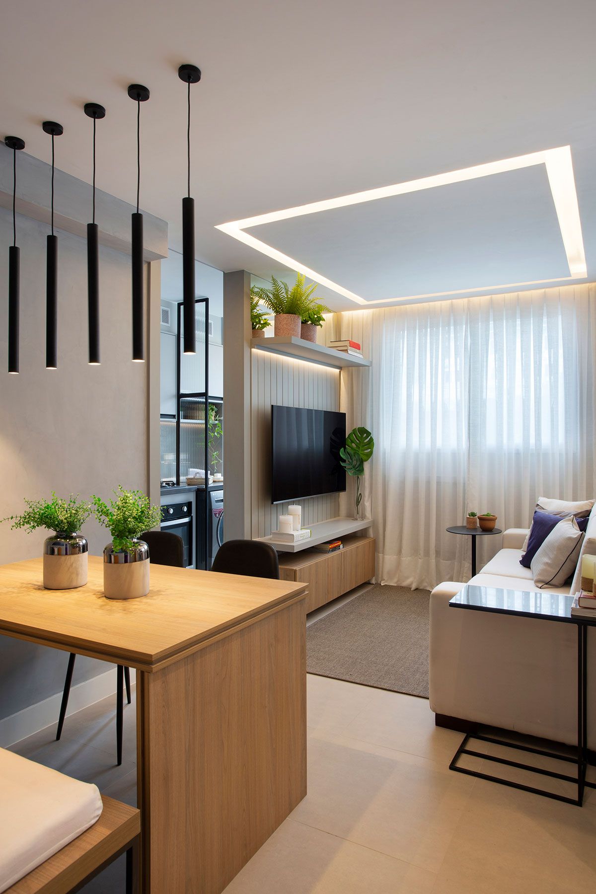 Sala de estar e jantar planejada com painel de TV e iluminação
